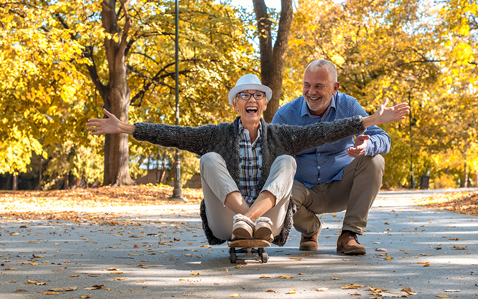 Ein älteres Paar genießt den Ruhestand in der Natur