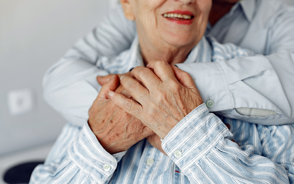 Ältere Frau mit Pflegegrad lässt sich umarmen
