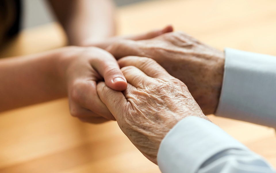 Die Hände einer älteren Person werden von einer jüngeren Person gehalten | Pflegeleistungen in der ambulanten Pflege