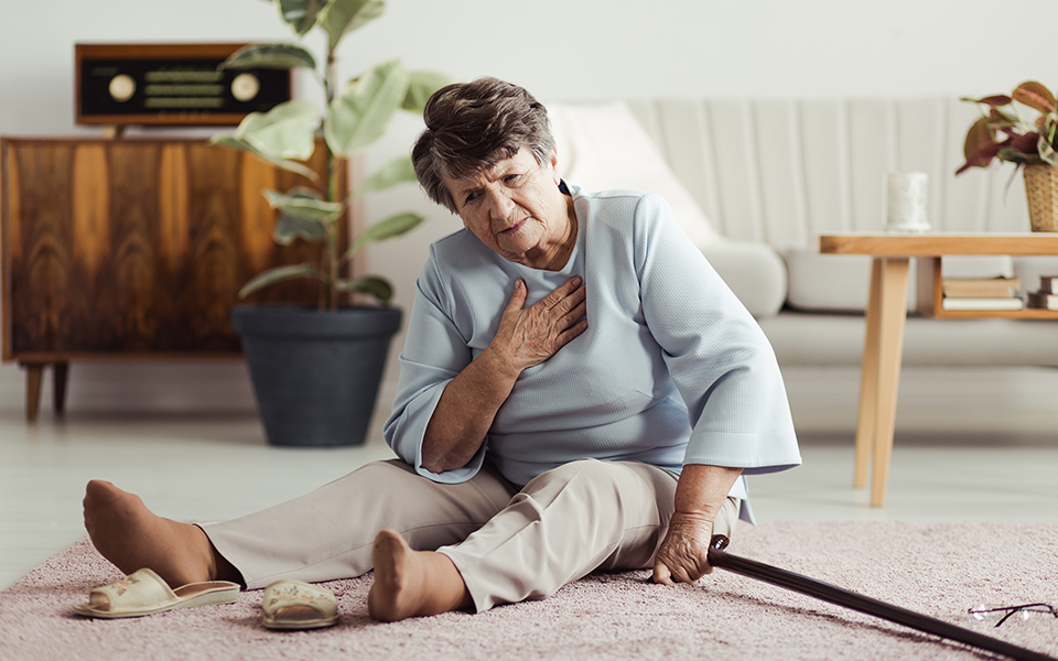 Sturzprophylaxe | Ältere Frau sitzt nach einem Sturz auf dem Boden